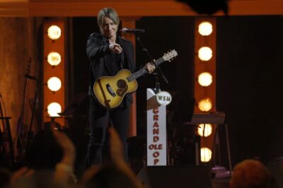 Keith Urban was mid‑song when—BOOM!—he saw a sign: “I beat cancer to hug Keith Urban.” He paused the performance, leapt into the crowd, and gave her the hug she fought so hard for. No fanfare. No staging. Just pure kindness. Watch the powerful clip below 👇
