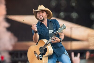 I Never Imagined He’d Actually Show Up… And Then He Was There, Singing Beside Me.