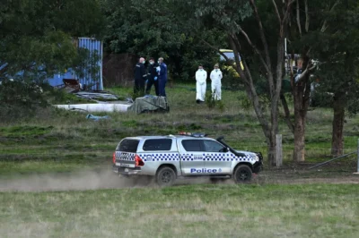 THE CONTAINER SECRET 🤫📦 Police say they found Dezi Freeman inside a rusted container after 216 days on the run… but locals claim they saw lights flickering inside weeks earlier. So here’s the chilling question: who was bringing power, food, and supplies? Was Freeman hiding alone… or did someone keep the “Ghost of Porepunkah” alive the entire time? 👣🔥 The container search photos raise 3 disturbing questions investigators haven’t answered yet. See them below 👇