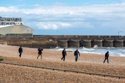 THREE WOMEN FOUND DE@D WITHIN 300 METERS… 😳🌊  Police say there is no conclusive evidence linking them near Brighton beach — but witnesses claim two women were seen arguing near the shore just 40 minutes before the first body was discovered… and now nearby CCTV footage reveals it all